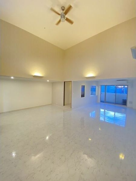 ルラーシェ難波の洋室