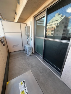 サムティ江坂JuReveのバルコニー|外からの目が気にならないバルコニーで洗濯物が干せます
