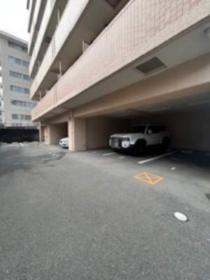 サムティ江坂JuReveの駐車場|車をお持ちの方に嬉しい駐車場付きの物件です