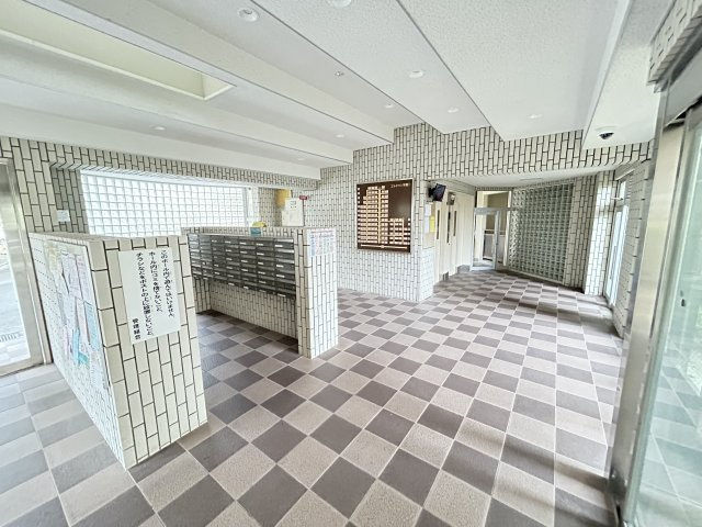 エルタウン学園Ⅰ　101号棟のエントランス