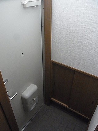 ハイツ中山手の玄関