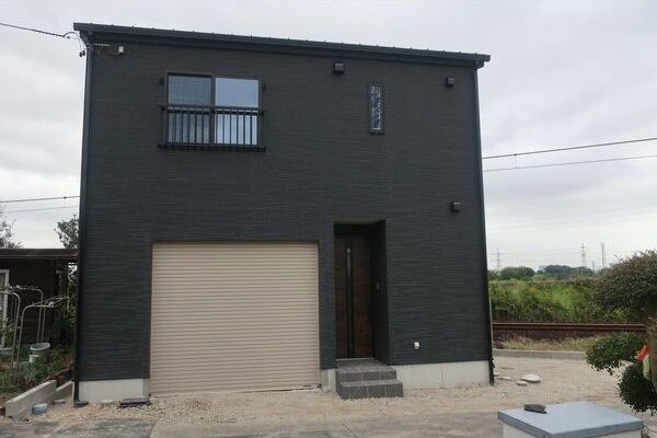 Garage House 森岡　(電動シャッター付ガレージ戸建賃貸)の外観