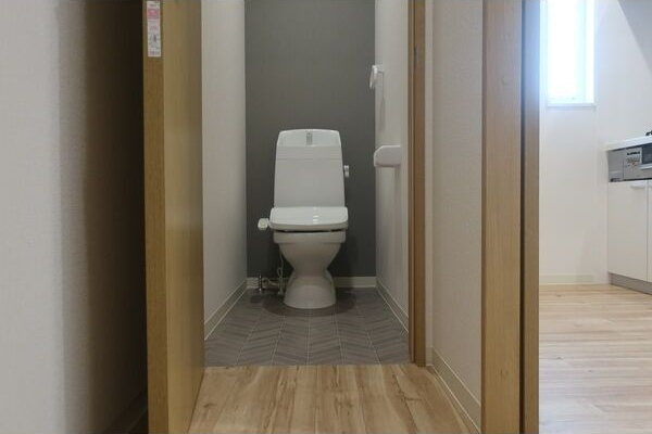 Garage House 森岡　(電動シャッター付ガレージ戸建賃貸)のトイレ