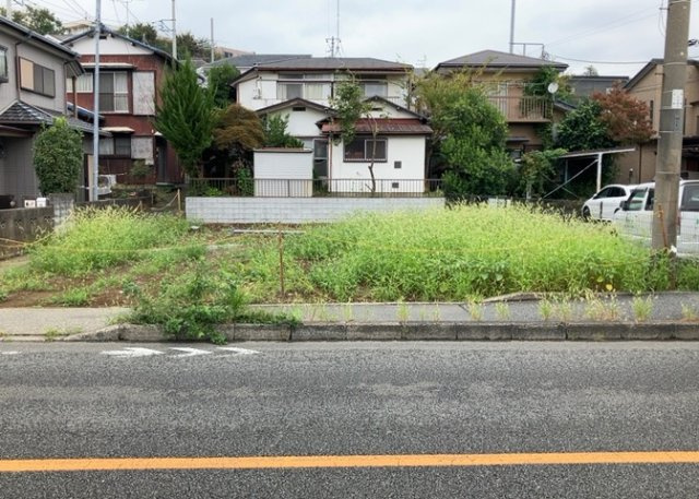 【外観】 | 家を建てる場合、方位は要チェックです。現実的に日当たりのよい家ならばリビングは南側、建築基準法でも北側に当たる家への配慮は求められています。土地を見学に行く際は、方位磁針を持って行くようにしましょう。