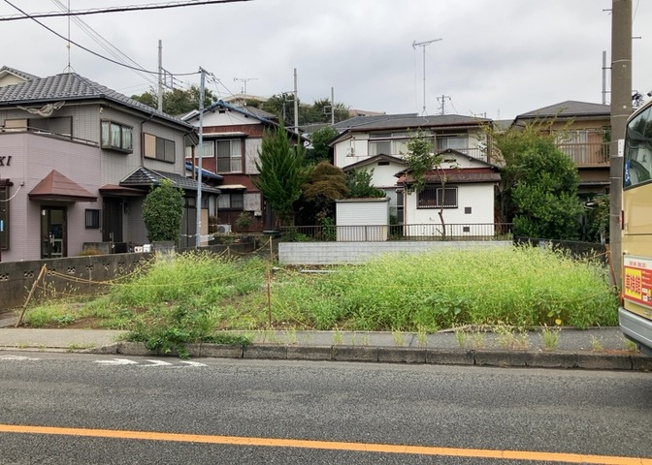 【外観】 | 土地を買う際、住む地域の自治体や福祉の補助制度にも注目してみましょう。子供や老人の医療補助やゴミ出しのルールなど、自治体によってルールに大きな違いがあるため、暮らしやすい土地で判断するとよいでしょう。