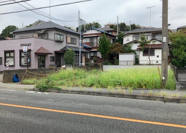 【外観】 | 土地の前の道路に消火栓が設置されていることがあります。この場合、道路交通法第45条第1項により、駐車禁止の場所が指定されています。そのため、車庫などの駐車スペースをつくることができない場合があります。