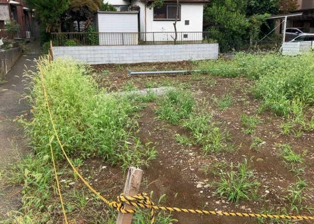 【外観】 | 現地に行くなら、物件の周囲の地形がどうなっているかを見ることも大切です。周辺より低くなっている土地では、大雨などで水が集まりやすいため、地盤が弱くなっているということも考えられるため、注意が必要です。