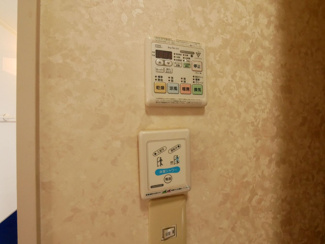 【設備】 | 甲斐市牛句 H2年築積水ハウス施工の軽量鉄骨造 中古戸建 | 浴室換気乾燥機・床夏シャワースイッチ