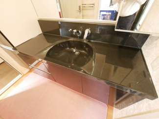 【独立洗面台】 | 甲斐市牛句 H2年築積水ハウス施工の軽量鉄骨造 中古戸建 | ワイドカウンター仕様の洗面台