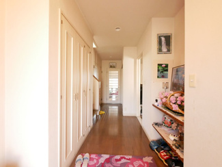 【玄関】 | 甲斐市牛句 H2年築積水ハウス施工の軽量鉄骨造 中古戸建 | 広々玄関ホール