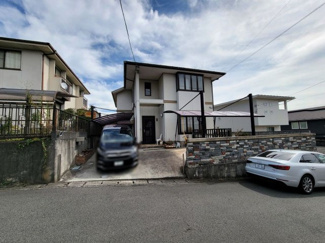 【外観】 | 甲斐市牛句 H2年築積水ハウス施工の軽量鉄骨造 中古戸建 | カースペースは3台分　カーポート2箇所あり