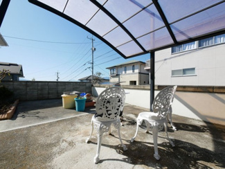 【駐車場】 | 甲斐市牛句 H2年築積水ハウス施工の軽量鉄骨造 中古戸建 | 眺めの良いお庭です。