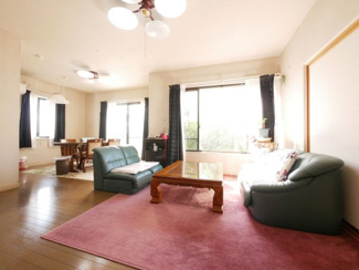 【居間・リビング】 | 甲斐市牛句 H2年築積水ハウス施工の軽量鉄骨造 中古戸建 | 約20帖のLDK　窓も大きくとても明るいリビングです。残置物は全て無くなります。