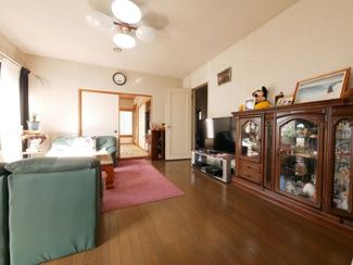 【居間・リビング】 | 甲斐市牛句 H2年築積水ハウス施工の軽量鉄骨造 中古戸建 | 約20帖のLDK　残置物は全てなくなります。