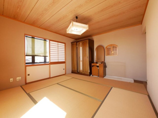 【和室】 | 甲斐市牛句 H2年築積水ハウス施工の軽量鉄骨造 中古戸建 | 2階和室約9帖　納戸付きのお部屋です。