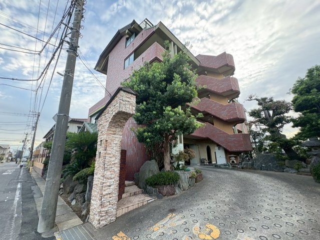 シャングリア丸太の外観