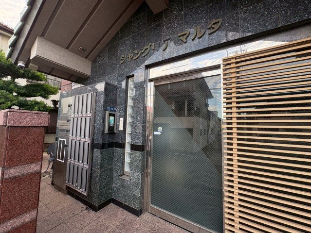 シャングリア丸太のエントランス