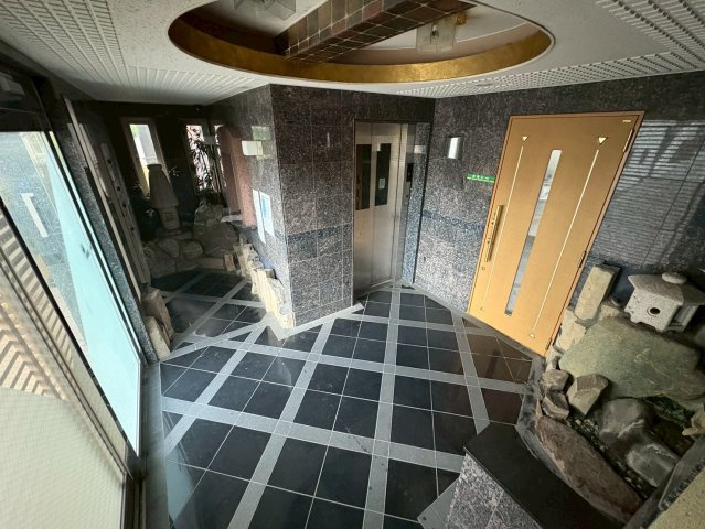 シャングリア丸太のエントランス