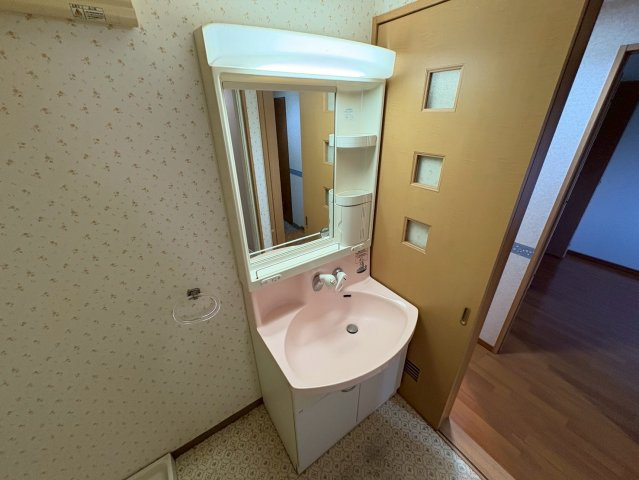 シャングリア丸太の独立洗面台