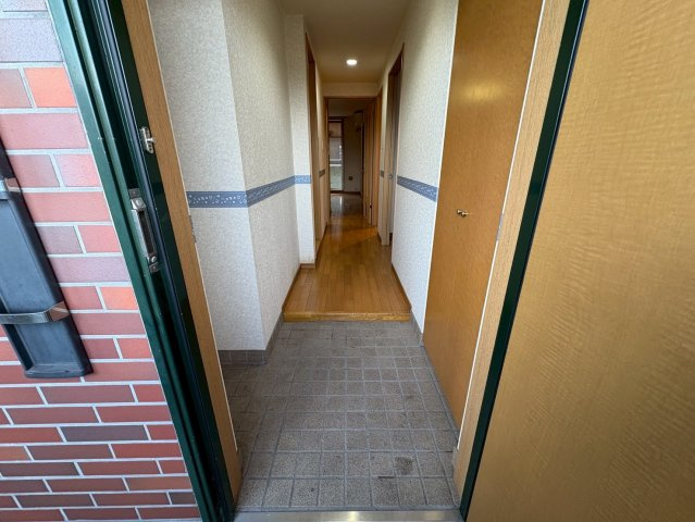 シャングリア丸太の玄関