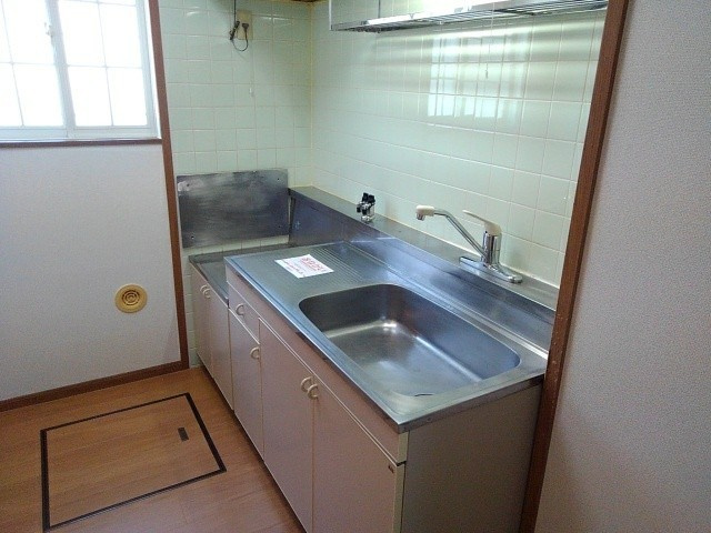 クレールのキッチン|オープンタイプのキッチンがついて横には小窓を設置◇