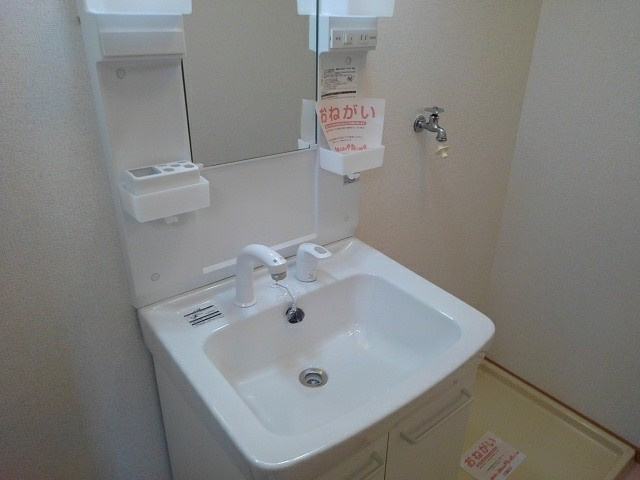 クレールの洗面所|シャワー付きの洗面台を設置済み＊