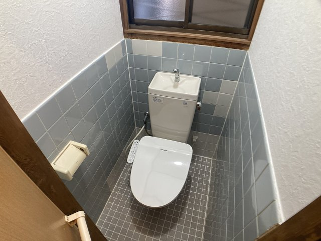 神戸市北区鈴蘭台西町３丁目の一戸建てのトイレ|温水洗浄便座付きトイレ、小窓完備