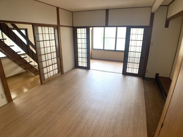 神戸市北区鈴蘭台西町３丁目の一戸建ての居間・リビング|日当たりの良い明るいリビング