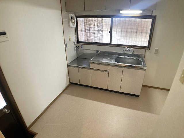 神戸市北区鈴蘭台西町３丁目の一戸建てのキッチン|コンロ設置可能なキッチンスペース、小窓も完備