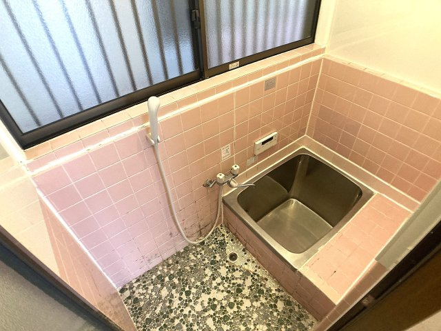 神戸市北区鈴蘭台西町３丁目の一戸建ての浴室|明るいお風呂、給湯付きで温度調整もラクラク