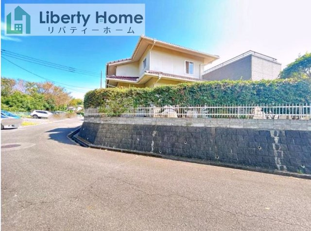 常陸太田市真弓町　中古戸建の前面道路含む現地写真