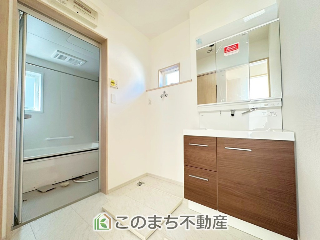 いろどりアイタウン宇都宮市野沢町23-P1　9号棟の独立洗面台|脱衣所は広々としておりますので、お子様のお着替えもストレスなくできます！
