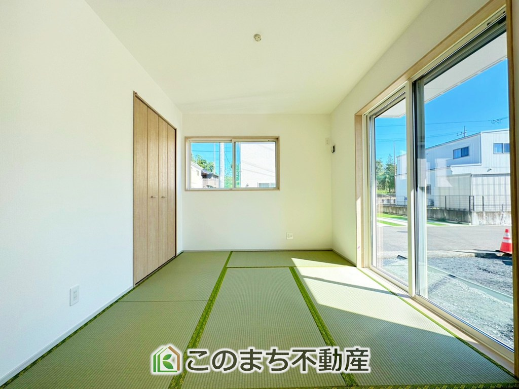 いろどりアイタウン宇都宮市野沢町23-P1　9号棟の和室|お子様のお昼寝にも便利な和室です。大きな窓から暖かな日差しが差し込みます♪
