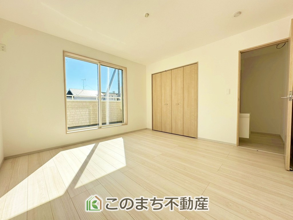 いろどりアイタウン宇都宮市野沢町23-P1　9号棟の洋室|柔らかい陽光が差し込む明るいお部屋を演出する設計。彩光の取れる窓が気持ちの良いお部屋を創り上げます。
