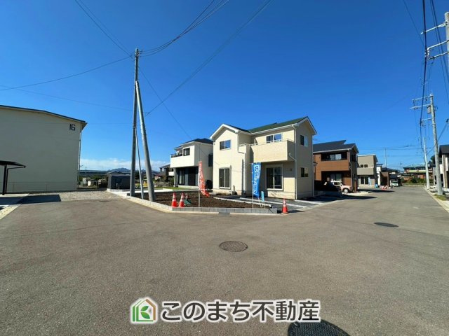 いろどりアイタウン宇都宮市野沢町23-P1　9号棟の前面道路含む現地写真|前面道路は広々としてます！運転が苦手な方でもお車の出し入れ簡単で安心です☆
