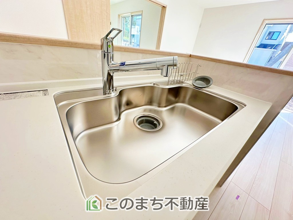 いろどりアイタウン宇都宮市野沢町23-P1　9号棟の設備|ビルトイン型浄水器を内蔵したキッチン水栓。お米を研いだり、野菜を洗ったりするときなど用途に応じてワンタッチで浄水に切り替えが可能です。カートリッジ式なので、フィルターを簡単に交換する事が出来ます。
