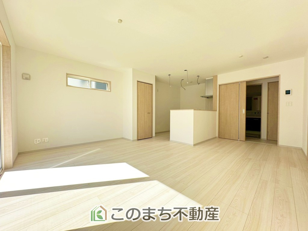 いろどりアイタウン宇都宮市野沢町23-P1　9号棟の居間・リビング|オープンでのびやかな空間を生み出す、こだわりの広がりとゆとり。家族と過ごす時間を大切にしたい方にぴったりの明るくゆとりある住空間です。
