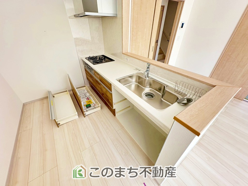 いろどりアイタウン宇都宮市野沢町23-P1　9号棟のキッチン|"お洒落なホワイト天板のペニンシュラキッチンを採用しております。
浄水器内蔵の水栓です♪"
