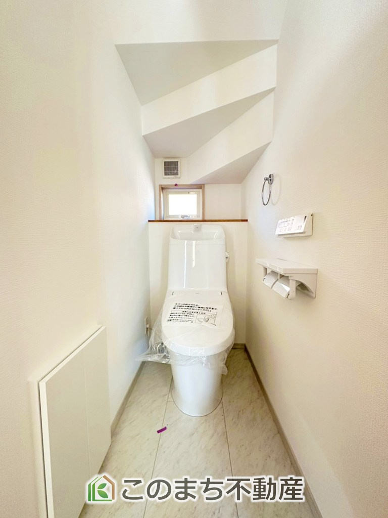 いろどりアイタウン宇都宮市野沢町23-P1　9号棟のトイレ|小窓から換気ができて清潔なトイレスペース☆温水洗浄便座搭載です！
