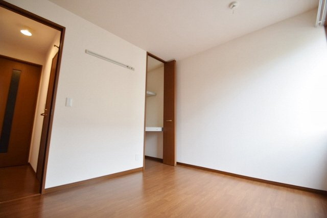 ソレーユ西船の居間・リビング|ハンガーレール付いています