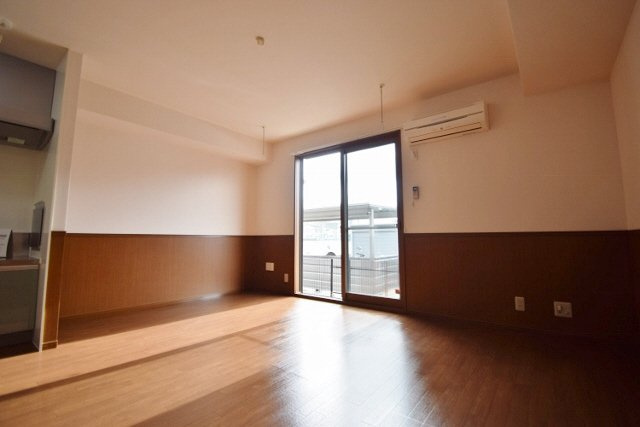 ソレーユ西船の居間・リビング|エアコン一基付き