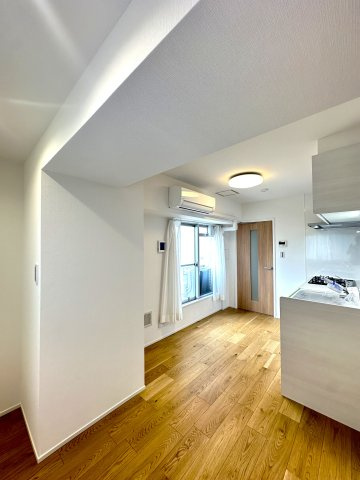 キャッスルマンション両国のキッチン|使い勝手の良さとデザイン性を兼ね備えたキッチンは、料理好きの方にも嬉しい仕様。手元が明るく、調理中も快適に過ごせ、家族との会話も自然と弾みます。