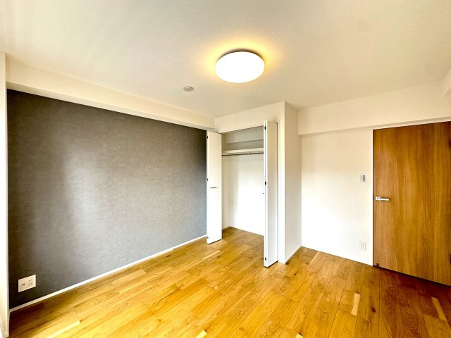 キャッスルマンション両国の洋室|クローゼットを備えた機能的な洋室。収納力に優れ、すっきりと整った空間を保ちやすく、住まい全体の心地よさを高めてくれます。