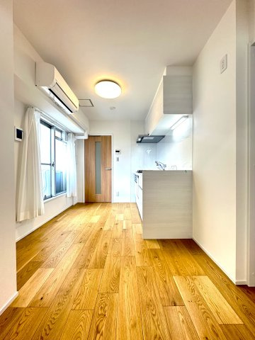 キャッスルマンション両国のキッチン|洗練されたデザインと広がる開放感が一体となった空間は、日々の暮らしにさりげない特別な彩りを添え、心安らぐ時間を演出します。