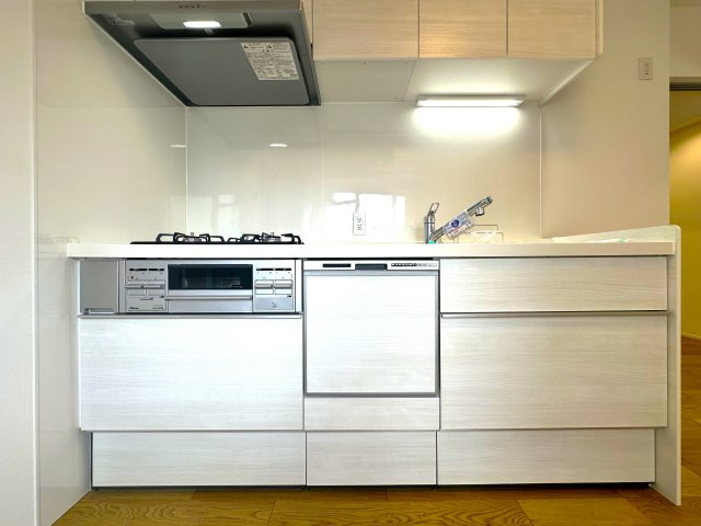 キャッスルマンション両国のキッチン|コンパクトながら使い勝手の良いキッチン。収納力もしっかり確保されています。