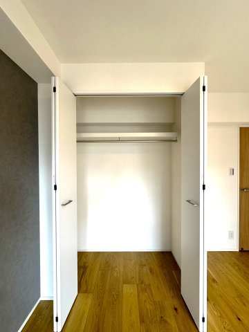 キャッスルマンション両国の収納|暮らしをすっきり整える豊富な収納スペースは、衣類から日用品まで余裕を持ってしまえ、いつも整った美しい住まいを保つことができます。快適な生活を支える頼もしい味方です。