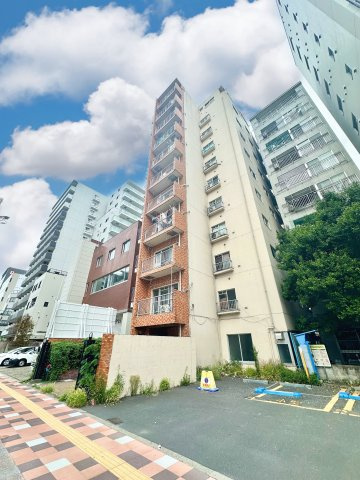 キャッスルマンション両国の外観|控えめながらも洗練されたフォルムが、街並みに自然と溶け込みます。ほどよい高さと落ち着きのある佇まいが、住まう人に安心感と静かな誇りをもたらします。