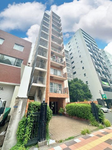 キャッスルマンション両国の外観|控えめながらも洗練されたフォルムが、街並みに自然と溶け込みます。ほどよい高さと落ち着きのある佇まいが、住まう人に安心感と静かな誇りをもたらします。