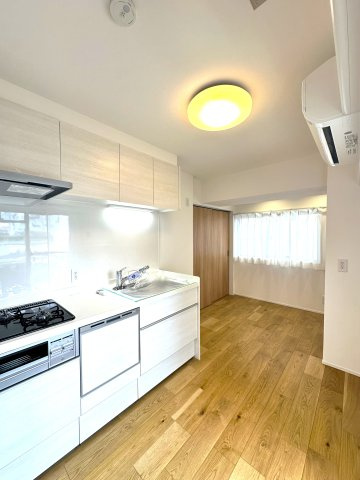 キャッスルマンション両国のキッチン|使い勝手の良さとデザイン性を兼ね備えたキッチンは、料理好きの方にも嬉しい仕様。手元が明るく、調理中も快適に過ごせ、家族との会話も自然と弾みます。