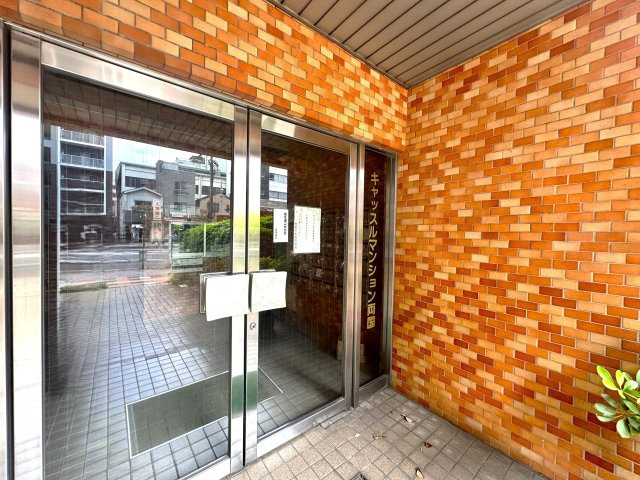 キャッスルマンション両国のエントランス|落ち着いた上質感あふれるエントランスが、家族の帰宅を温かく包み込みます。毎日の生活に安心感と特別な安らぎをもたらし、住まう方の心にゆとりと豊かさをもたらします。